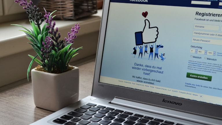 Strona logowania do Facebooka na laptopie. 