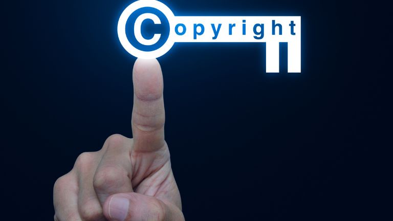 palec wskazujący na napis copyright
