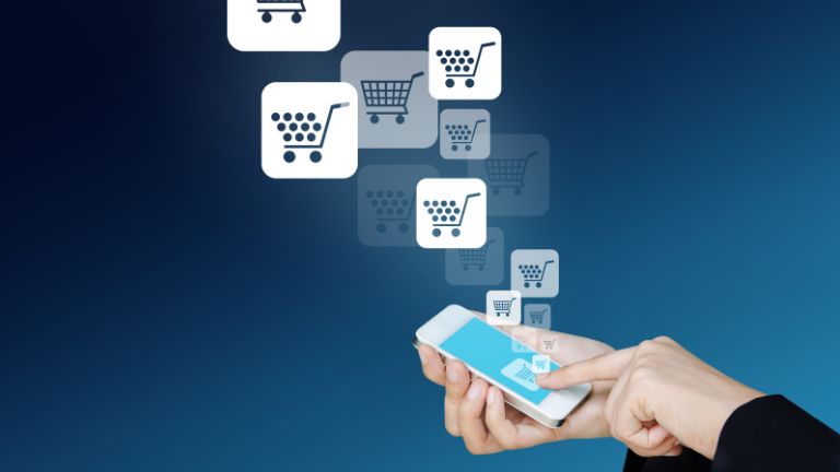Jak sprzedać swój produkt on-line? Smartphone i emoji koszyka zakupowego sprzedaż w internecie