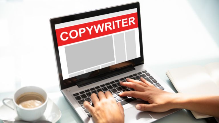 laptop z napisem copywriter, jak nauczyć się copywritingu
