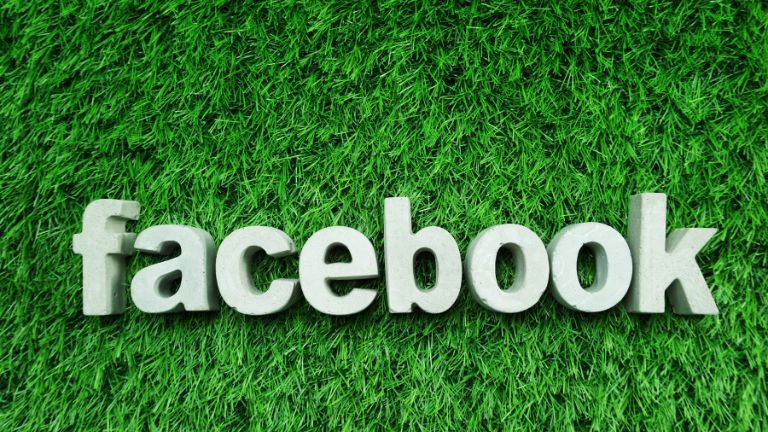 facebook napis na trawie