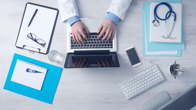 social media dla lekarzy laptop