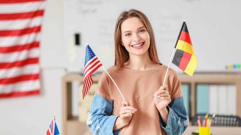 social media dla szkoły językowej kobieta z flagami