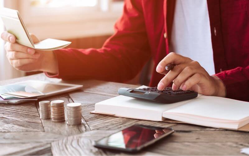 Zdjęcie przedstawia osobę z branży finansowej w trakcie pracy