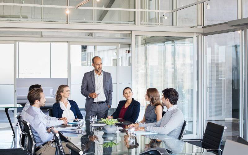 szef z umiejętnościami przywódczymi w biznesie