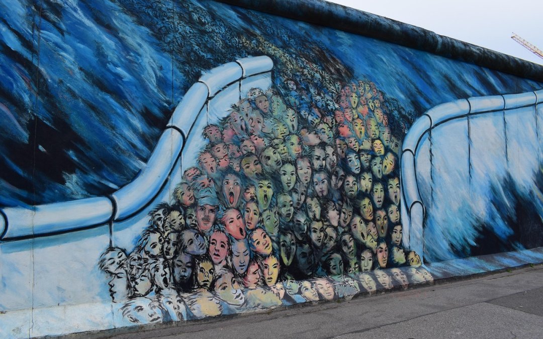Jakie korzyści przynosi inwestycja w murale reklamowe?